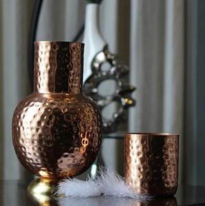 Ak Đồng Thau Truyền Thống Rajhastani Ấn Độ Surai Rèn Chai Nước Bằng Đồng Với Thủy Tinh Để Trang Trí - Product Image 1