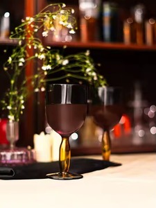 复古设计酒杯顶级需求红色酒具，用于礼品或个人收藏，出厂价