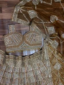 オンラインデザイナーGolden Lehengas Choli伝統的なスタイルパーティーバルク卸売りシーケンスワーク付き - Product Image 4