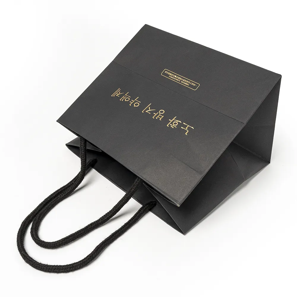 Bolsa de embalaje de compras de papel negro mate de lujo, personalizada, con logotipo Uv para regalo con asa de cinta/venta al por menor, bolsa de papel de regalo de lujo