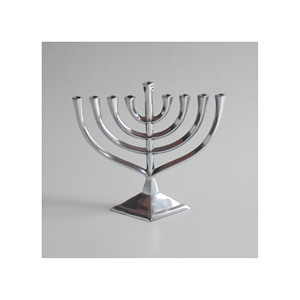 Üstün kaliteli alüminyum Hanukkah şamdan tutucu basit tasarım altın renk Menorah mum düğün & doğum günü hediyesi için standı