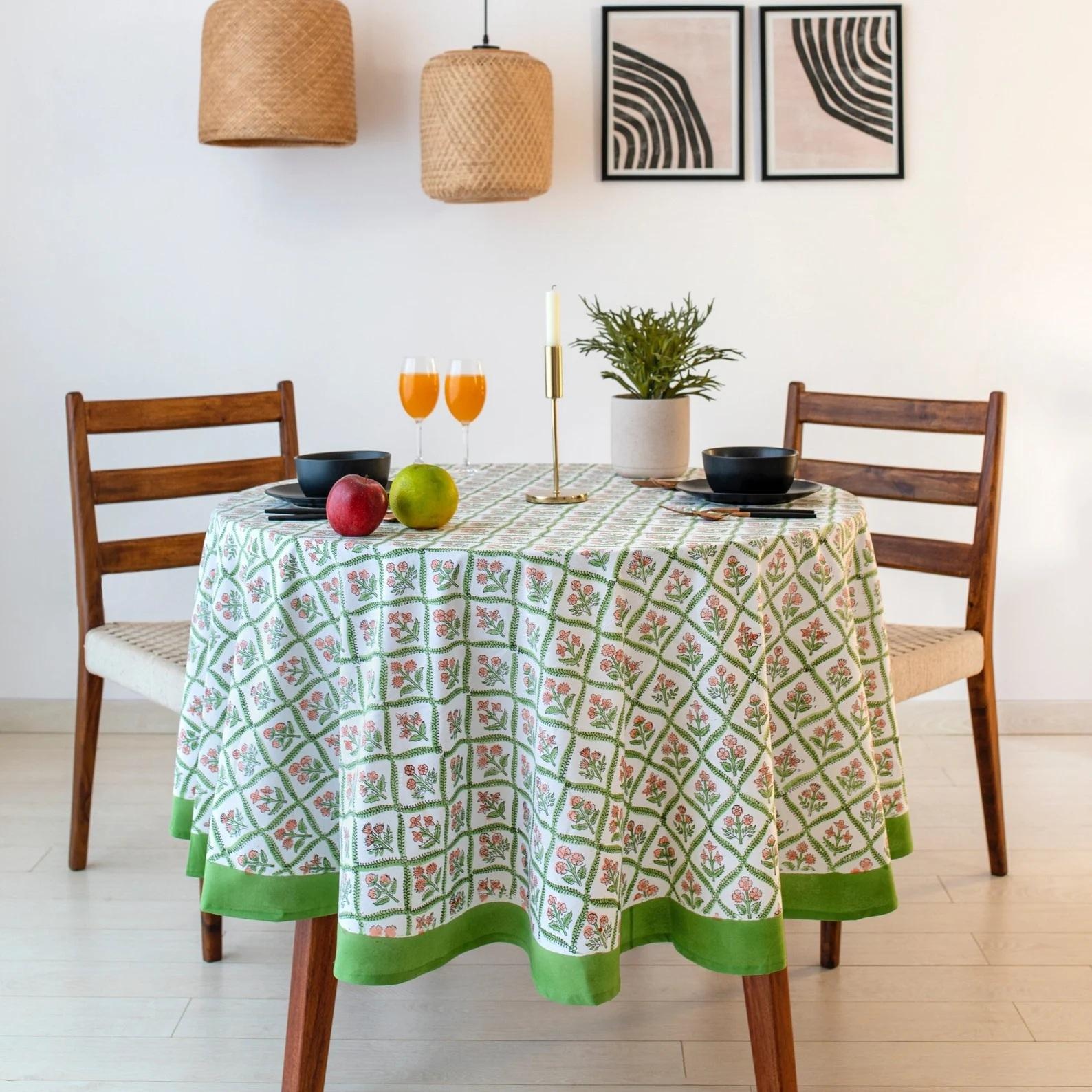 Shemrock Green Flower Frame Round Tablecloth