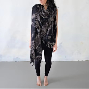 ブラックグレーとベージュの抽象的な花のバティックパターンとサロン - Product Image 1