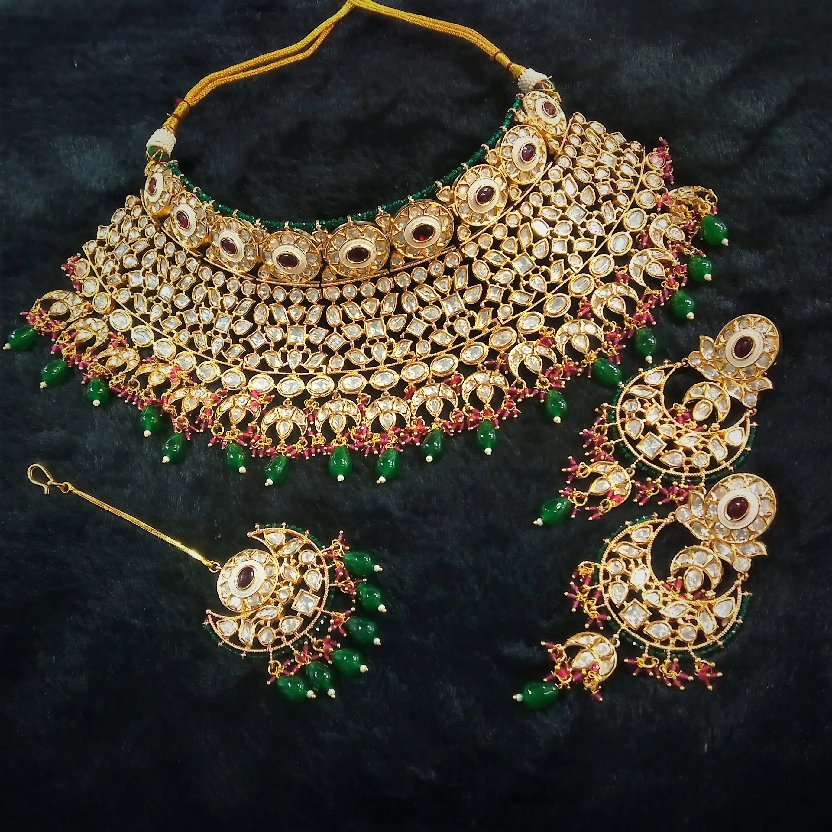 伝統的なインドの白とピンクのカンダンアメリカンダイヤモンドと真珠のヘッドジュエリーデザインの結婚式