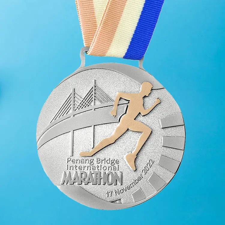 Haute Qualité Marathon Sport Course Course Médaille Personnalisé Métal 3D Or Football Coupe Trophée et Sublimation Blancs Médaille Avec Ruban