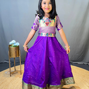 独家儿童Paithani <span class=keywords><strong>Lehenga</strong></span>，配有复杂的编织和提花腰带