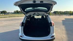 2018年トヨタR-AV4 LE SUV FWD AWD 8Lターボエンジン8シートレザーインテリアライトダークカラーオプション自動ギアボックス左 - Product Image 4