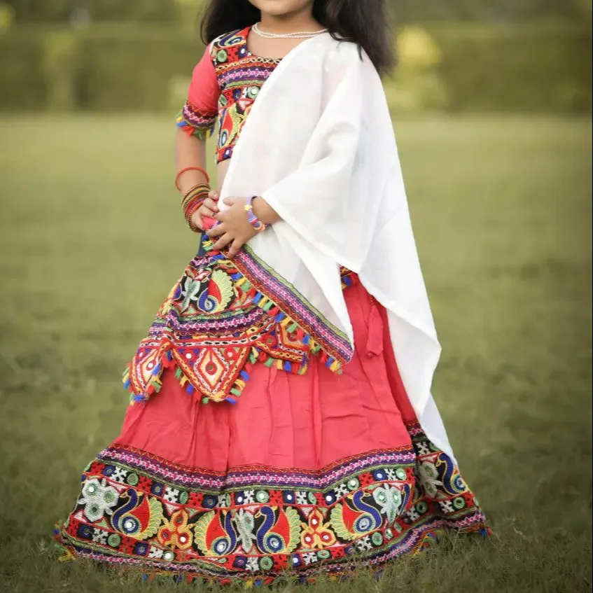 FULPARI niños Temporada festiva Navratri Especial Bellamente cosido con estilo Blusa de diseñador de trabajo de encaje y Lahenga