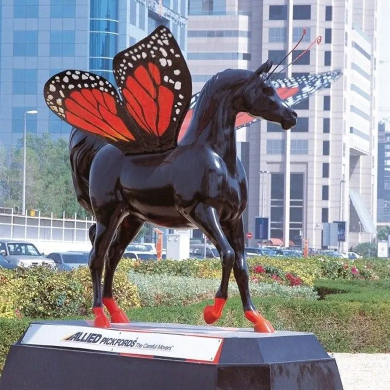 Estatua con ala de fibra de vidrio, escultura de animal Dubái, decoración cuadrada al aire libre, Caballito árabe