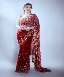 Fırfırlı detaylara sahip georgette sarees ile Bollywood cazibesini kucaklayın, bir yıldız gibi hissettiğinizden emin olun