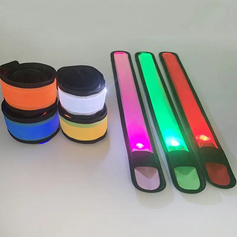 Bracciale riflettente lampeggiante di sicurezza sportiva a LED con alta visibilità illumina il braccialetto bagliore nel buio per camminare e correre