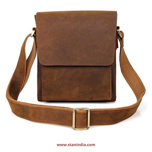 Estilo retro Cavalo louco Vintage couro Vertical Crossbody Messenger Bag para homens couro genuíno com fecho botão magnético