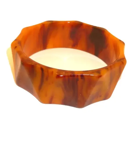 Vendita calda di colore della fiamma Bakelite intagliato grande triangolo migliore stile bracciale ultimi disegni bracciale nuovo Design resina donna