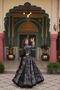 印度最新设计师服装人造丝Lehenga Choli & Dupatta，配有Gota Patti蕾丝和印花Kali图案作品