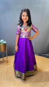 独家儿童Paithani <span class=keywords><strong>Lehenga</strong></span>，配有复杂的编织和提花腰带