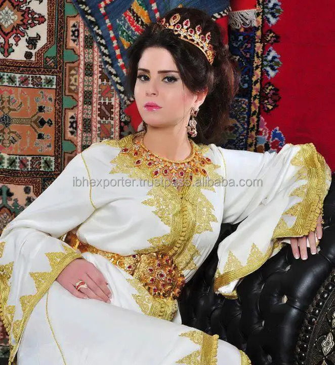Qatar Royal Bridal Wear Caftan blanc avec broderie dorée et perles fonctionnent avec une ceinture de travail en pierre
