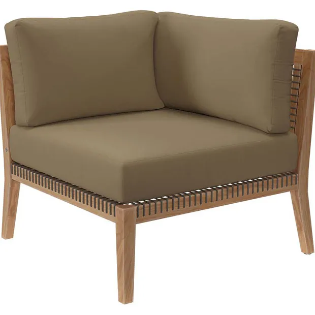 Fujioka casual cadeira de canto ao ar livre feita de madeira maciça teca com estofamento grosso e um acabamento marrom natural.