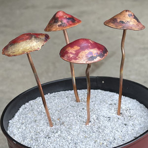 花のつるやハーブ用銅製の装飾用キノコ型ガーデンスティック環境にやさしい