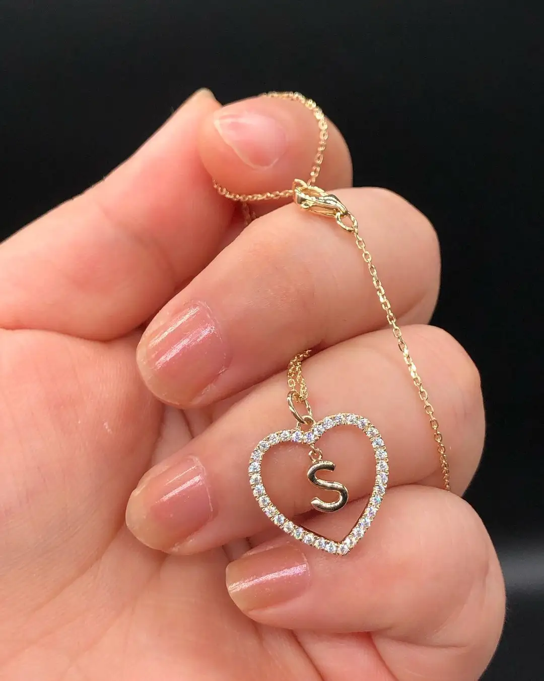 Colgante en forma de corazón de corte redondo de joyería de oro amarillo con collar de cadena de Cable Simple con letra S