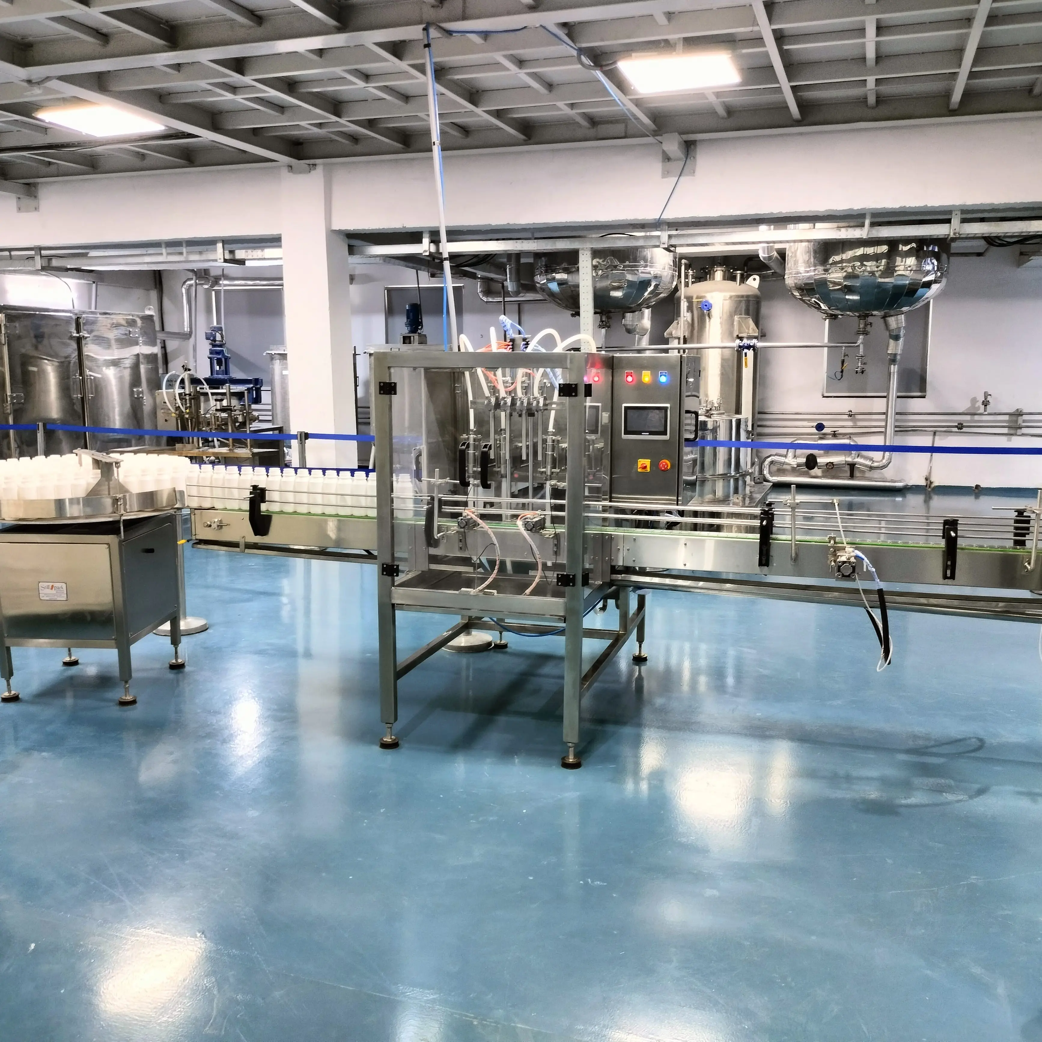 인도 제조업체의 액체 제품 포장에 사용되는 정밀 공압 충전 기계