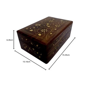 תיבת כרטיס עץ ידידותי לנעילה לחתונות המציעה אחסון בטוח לכרטיסי מתנות ומסרונים אישיים - Product Image 2