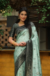 Heavy Kanjivaram <strong>Design</strong> Beautiful and Premium Handwork Royal and Kanjivaram Soft Silk Sari - Product Image 4