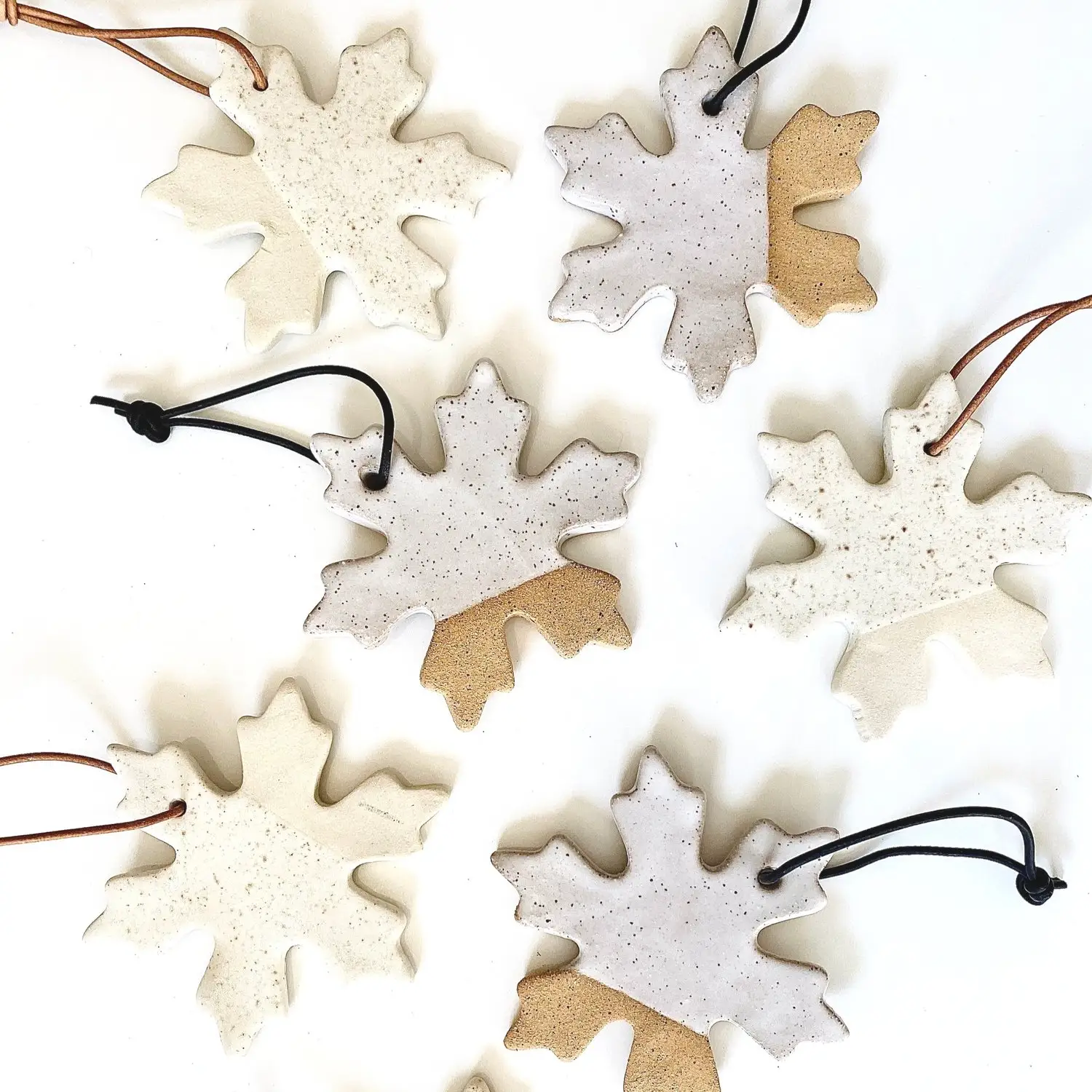 Fiocco di neve bianco in ceramica ornamento da appendere regalo di natale con nastro