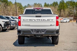 Düzgünce kullanılan <span class=keywords><strong>2025</strong></span> Chevrolet Silverado 1500 ZR2 4dr ekip kabin 4WD 5.8 ft. SB