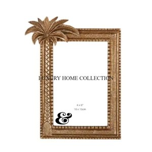 Cornice in metallo antico finito con dettagli decorativi perfetti per creare una visualizzazione senza tempo dei tuoi ricordi preferiti