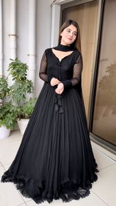 高級ファッションデザイナーの結婚式とパーティーウェアの外観の刺EmbroideryはDupattaで完全にステッチされた長いアナルカリガウンで動作します