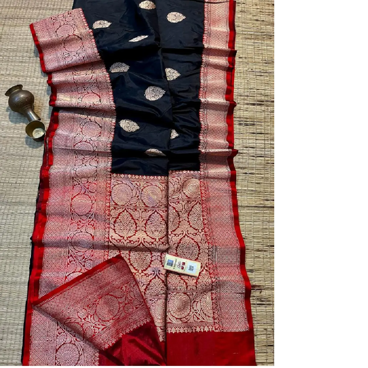 Maßge schneiderte Saris aus reiner Brokat seide in Schwarz und Rot, ideal für Bekleidungs designer und Modegeschäfte zum Wiederverkauf