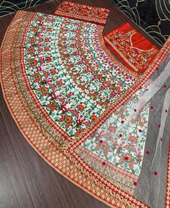 Yeni tasarımcı gelin DUPATTA ile ağır iş LEHENGAS giymek
