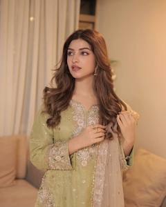 新しいデザイナーPAKISTANI CUSTOMIZE STITCHEDスーツセット、ヘビーセンス刺繍ワークSALWAR KAMEEZ SHARARA PLAZO