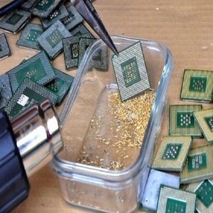 デスクトッププロセッサから金回収のために在庫のある安価なセラミック<span class=keywords><strong>CPU</strong></span>スクラップを購入