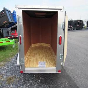 随身携带5乘8封闭式货物拖车耐用实用拖车，带单后门，用于安全牵引和储存