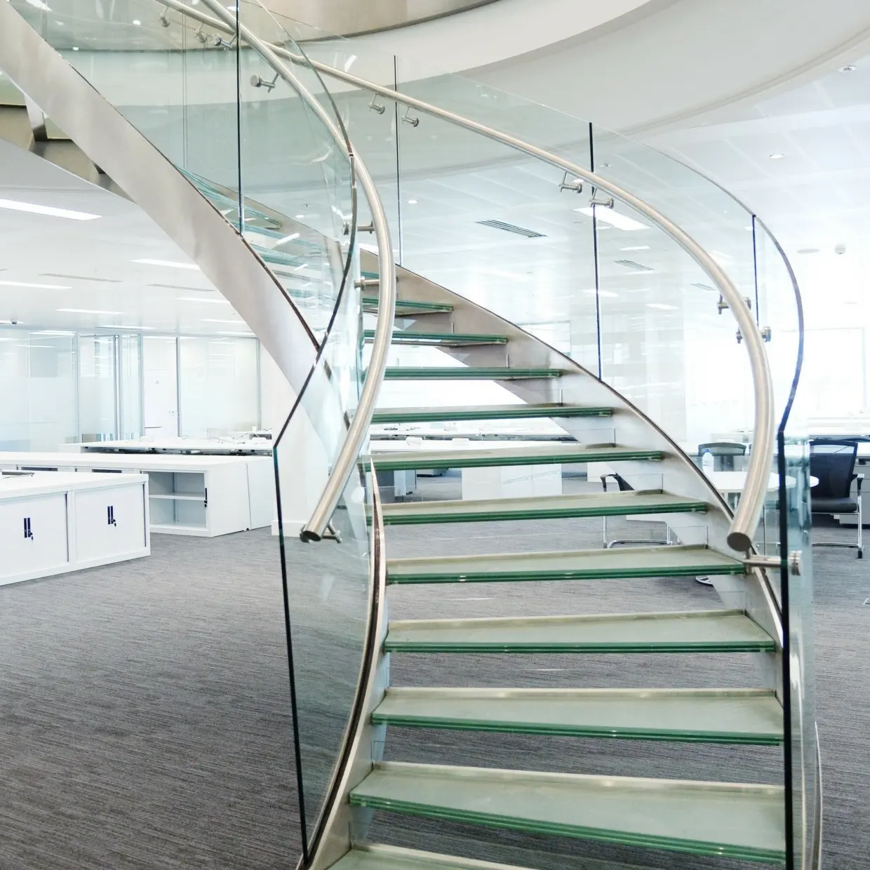 Escalier intérieur en verre marches modernes en verre escalier incurvé en acier inoxydable