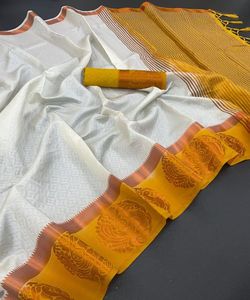 Rot bedruckter <span class=keywords><strong>Saree</strong></span> mit weißer Baumwoll bluse für einfache Hochzeits feier tragen Frauen