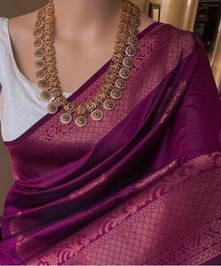 Rot bedruckter <span class=keywords><strong>Saree</strong></span> mit weißer Baumwoll bluse für einfache Hochzeits feier tragen Frauen