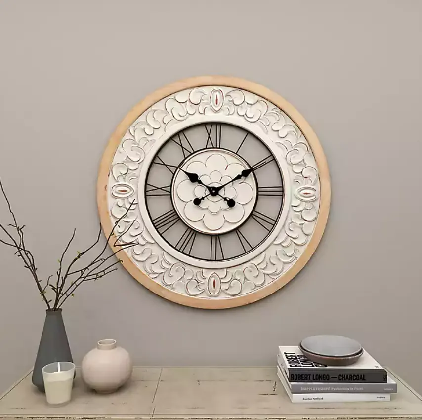 AK Brass Classic Textured Emboss Acabado White Wash Reloj de pared redondo moderno para decoración del hogar Decoración de pared