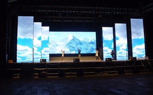 3.91mmピクセルピッチのステージ屋外パネル用HD屋内<span class=keywords><strong>LED</strong></span>スクリーン湾曲P3.9ビデオウォールパネル