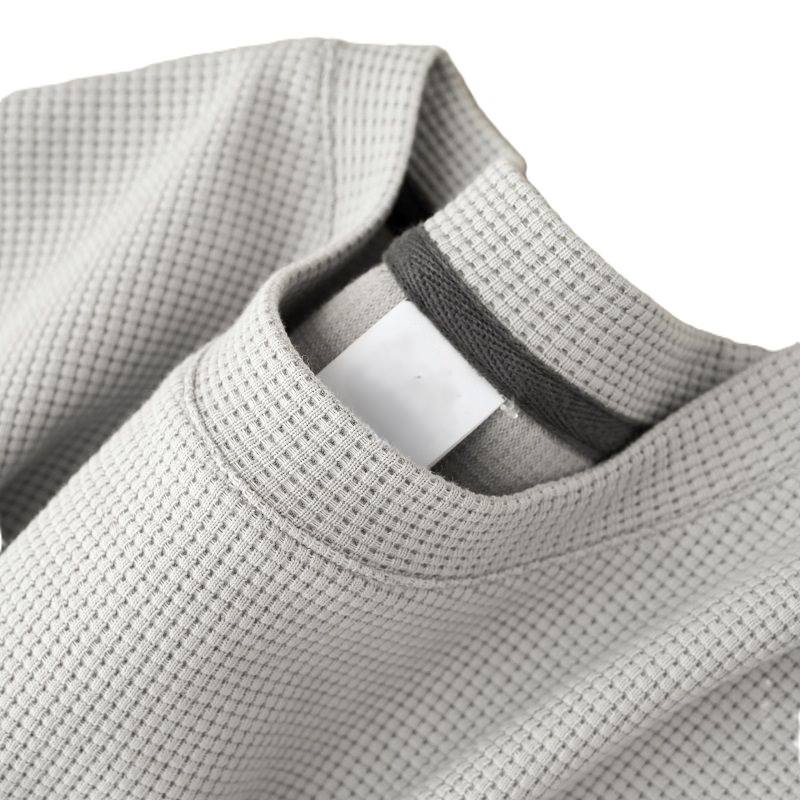 Gray waffle-knit short-sleeved shirt with O collar