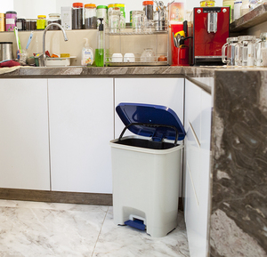 Toptan çöp çöp tenekesi mutfak plastik gıda çöp kutusu pedalı plastik mutfak otel çöp kutusu iç kova ile Vietnam