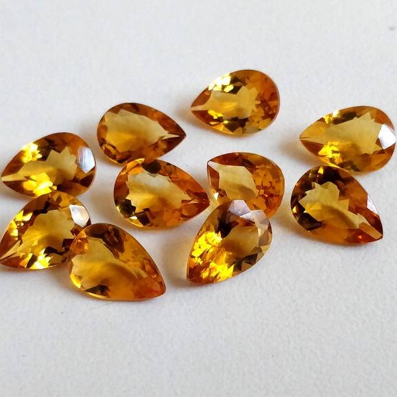 สีเหลือง