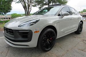 体验2022的Porrsche Maacan GTTS Sporrt-Tuneed紧凑型SUV，具有强大的V6和Aggile操控性