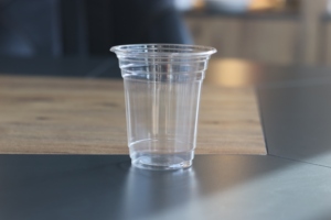 Yüksek kalite sıcak satış tek kullanımlık PET 350cc 12oz 95mm ev mutfak HoReCa plastik sulu Milkshake bardaklar