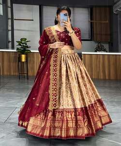 民族刺绣Lehenga Choli树立了丰富的文化遗产和永恒的优雅，每一个复杂的细节都吸引了人们的心。