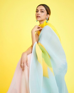 <span class=keywords><strong>DEEPIKA</strong></span> PADUKONE设计了盛开的压花乔其纱印花纱丽，搭配衬衫RIDDHI时尚发布婚礼场合