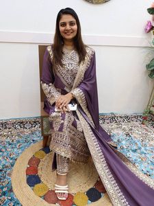 インドとパキスタンの融合: インドのパキスタンのサルワル・カメエズファッションステートメントのための伝統的なインドとパキスタンのスタイルの融合 - Product Image 2