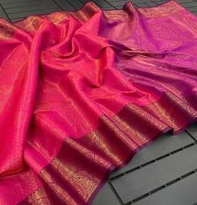 印度设计师Banarasi手织机pattu kanjivaram真丝重铜zari，对比丰富的pallu和锦缎衬衫真丝