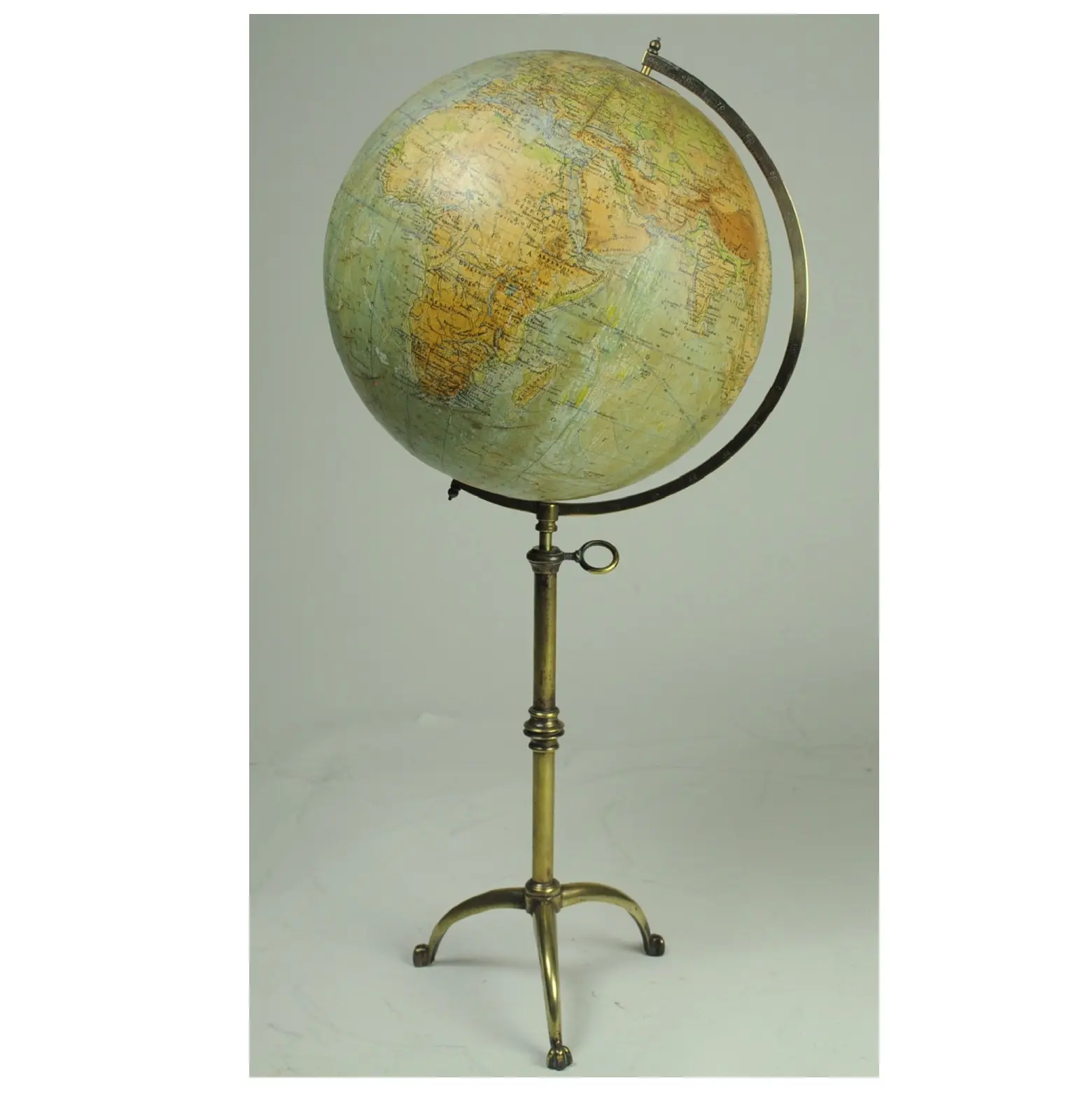 Globe terrestre de table sur support en laiton Collection unique de cartes et de globes du globe Support en métal Carte du monde polie en or à vendre